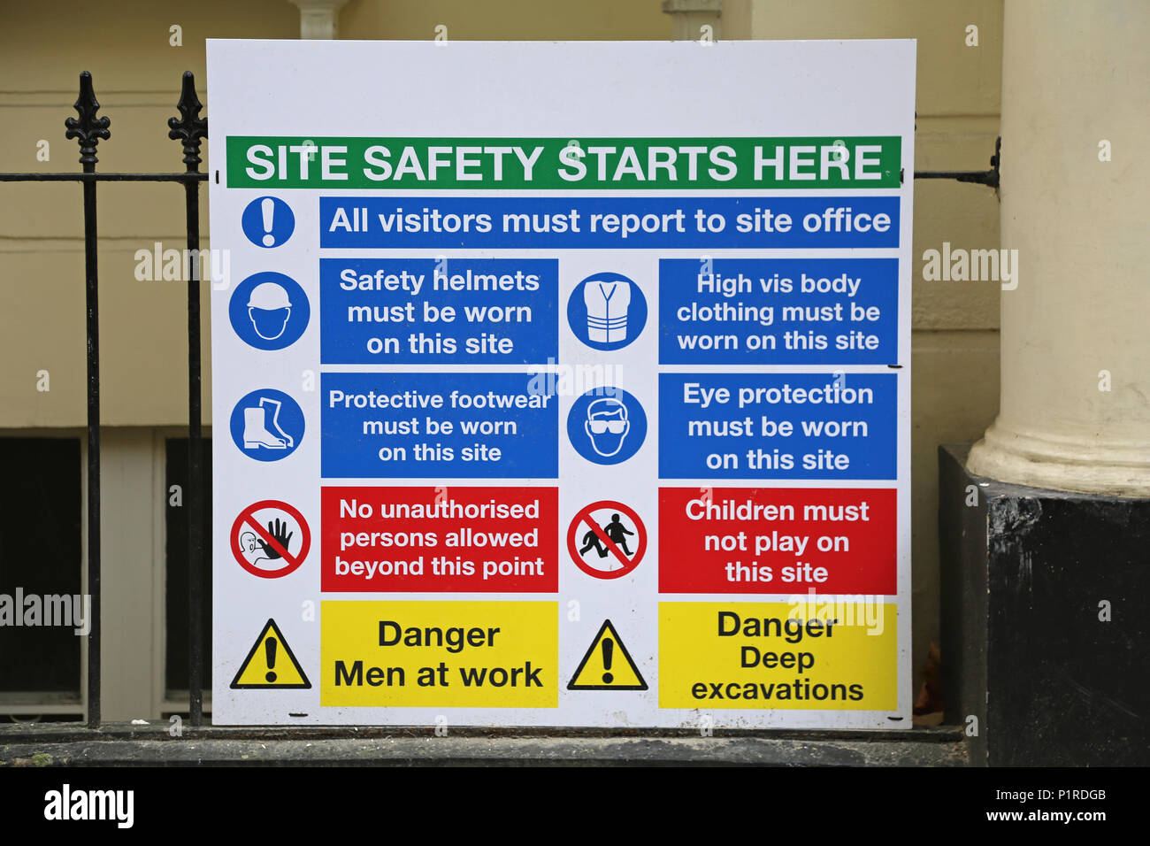 Site de construction La sécurité commence ici Conseil d'information obligatoire Banque D'Images