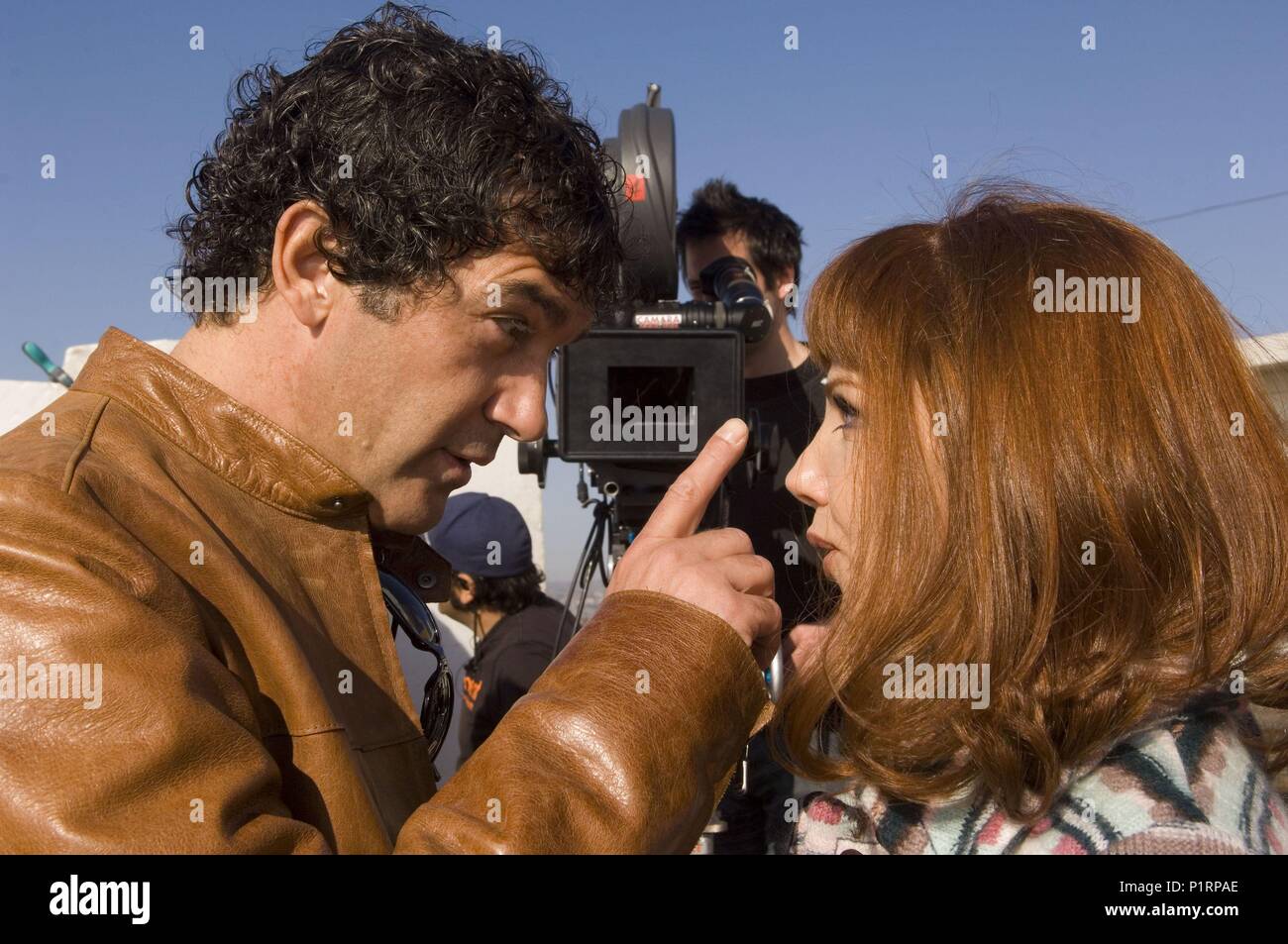 Titre original : EL Camino de los Ingleses. Titre en anglais : Pluie d'été. Directeur de film : Antonio Banderas. Année : 2006. Stars : Victoria Abril, Antonio Banderas. Credit : Green Moon Productions/SOGECINE S.A. / NIETO, MATIAS / Album Banque D'Images