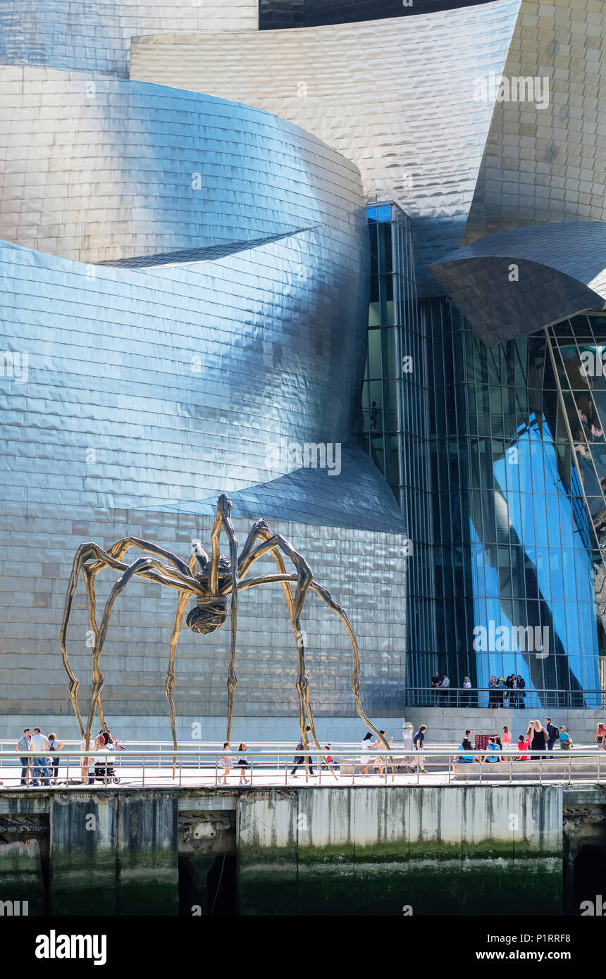 'Maman', une sculpture de l'Araignée géante de Louise Bourgeois, à l'extérieur du Musée Guggenheim Bilbao, Vizcaya ;, Pais Vasco, Espagne Banque D'Images