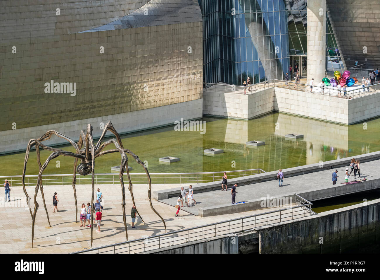 'Maman', une sculpture de l'Araignée géante de Louise Bourgeois, à l'extérieur du Musée Guggenheim Bilbao, Vizcaya ;, Pais Vasco, Espagne Banque D'Images