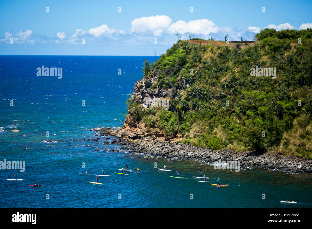 Groupe de pagayeur pensionnaires et pensionnaires, de stand up paddle à partir de la pagaie Maliko n pour un run de la côte sur la côte Nord de Maui Banque D'Images