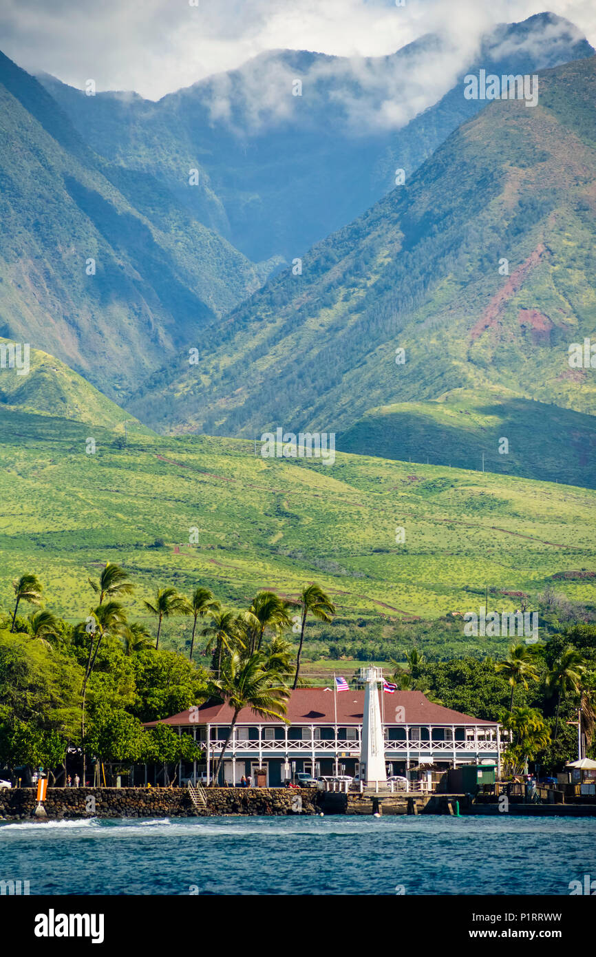 Historic Pioneer Inn et les montagnes de l'Ouest de Maui, Lahaina, Maui, Hawaii, United States of America Banque D'Images