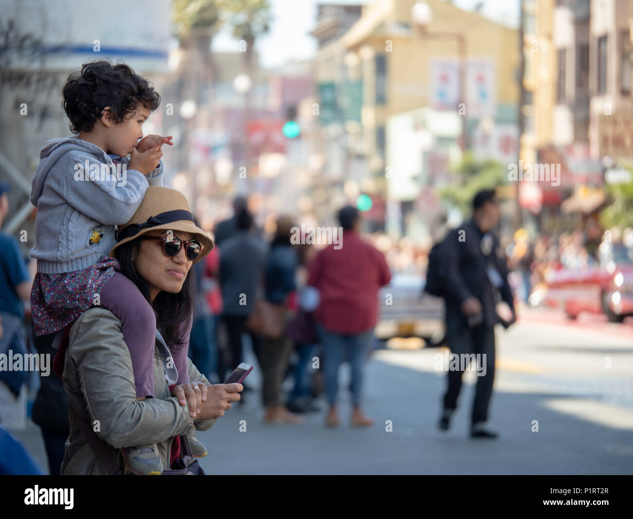 SAN FRANCISCO, CA - le 27 mai 2018 : Une mère et enfant profitant de la 40e carnaval annuel Grand Parade du quartier de Mission à San Francisco Banque D'Images