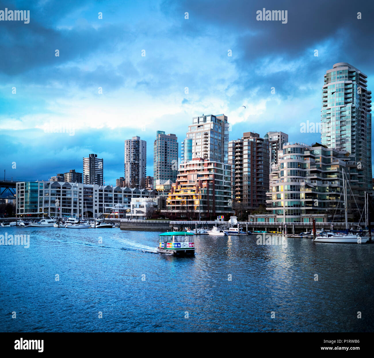 Coucher de soleil sur Yaletown avec des bateaux dans le port ; Vancouver, Colombie-Britannique, Canada Banque D'Images