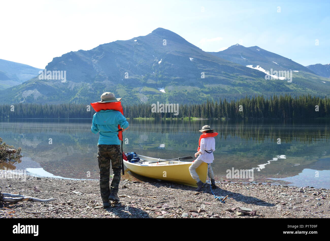 Deux filles de bateau sur le lac Waterton en Alberta, Canada. Banque D'Images