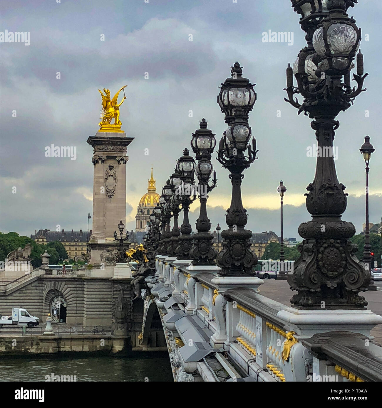 Paris, France. 29 mai, 2018. Le Pont Alexandre III pont avec ses lumières et ses ornements d'or est dans l'image. Crédit : Alexander Pohl/Pacific Press/Alamy Live News Banque D'Images