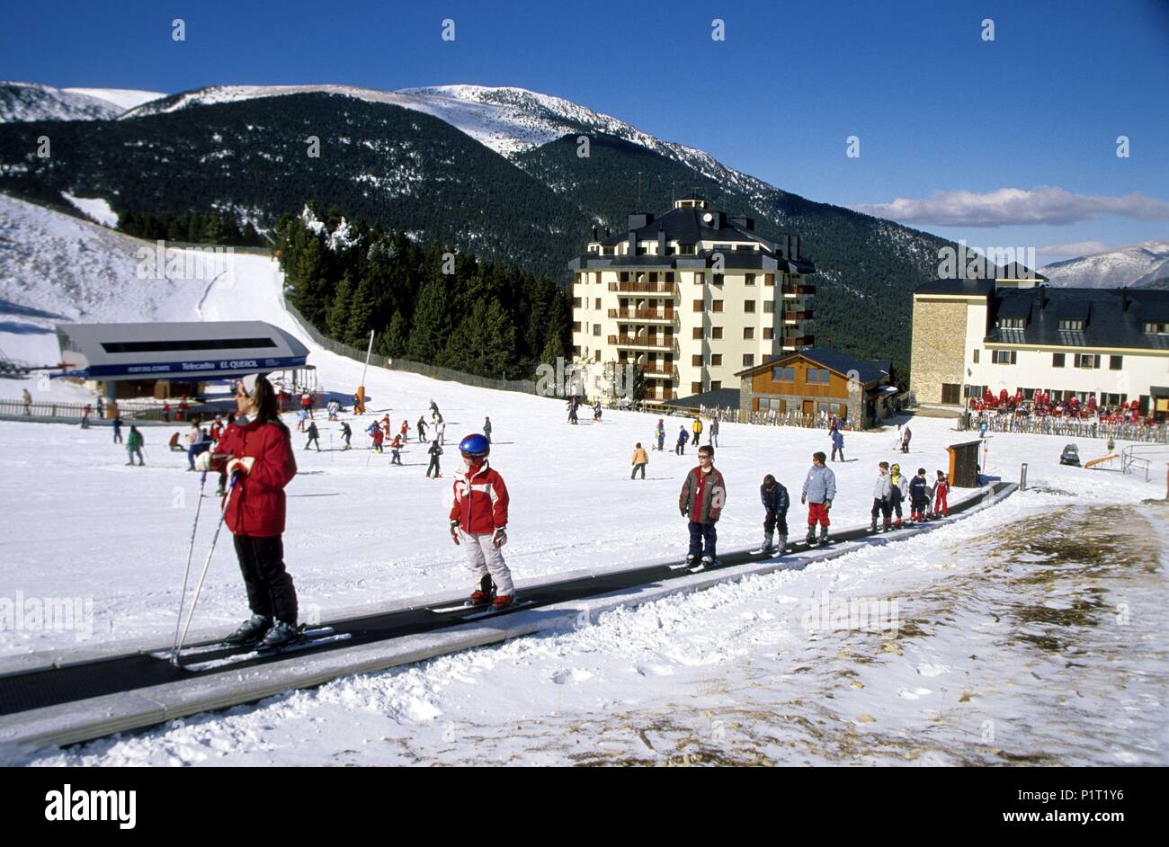 El Solsonès : Estación de ski de 'Port del Compte' ; remontador sencillo para principiantes esquiadores / niños. Banque D'Images