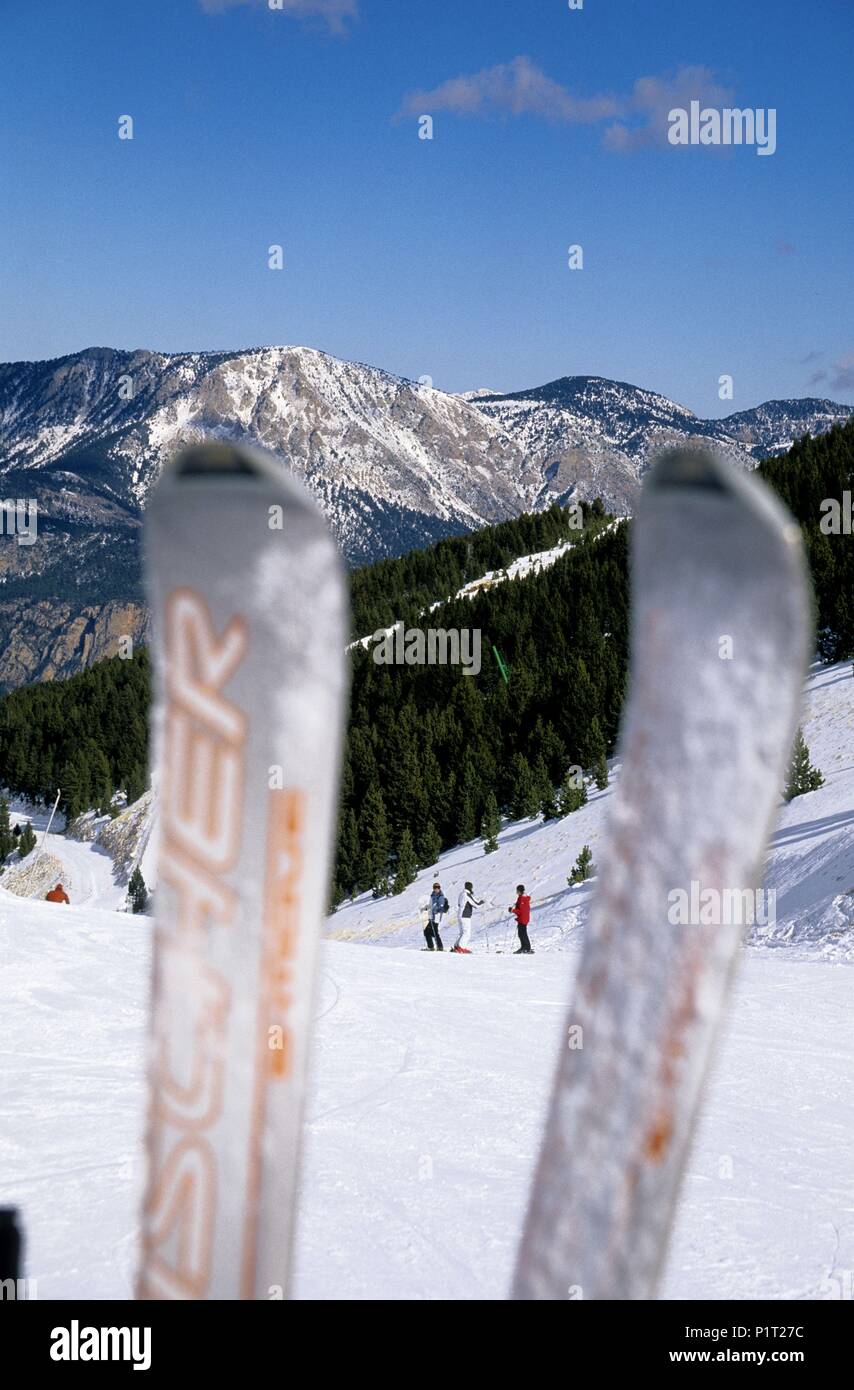 El Solsonès : Estación de ski de 'Port del Compte' ; motores / esquiadores. Banque D'Images