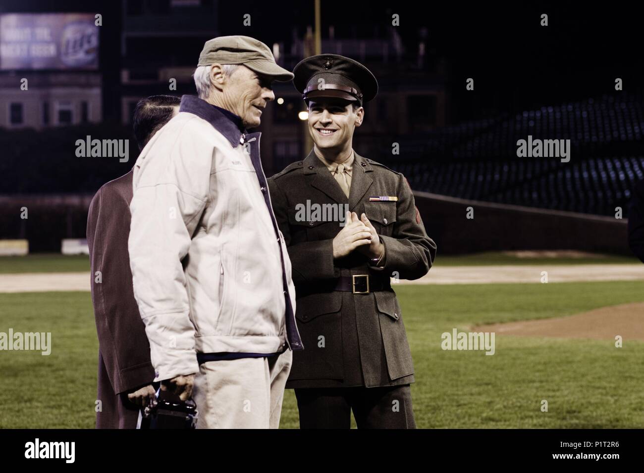 Titre original : drapeaux de nos pères. Titre en anglais : drapeaux de nos pères. Film Réalisateur : CLINT EASTWOOD. Année : 2006. Stars : CLINT EASTWOOD. Credit : WARNER BROS. / WALLACE, MERIE W. / Album Banque D'Images