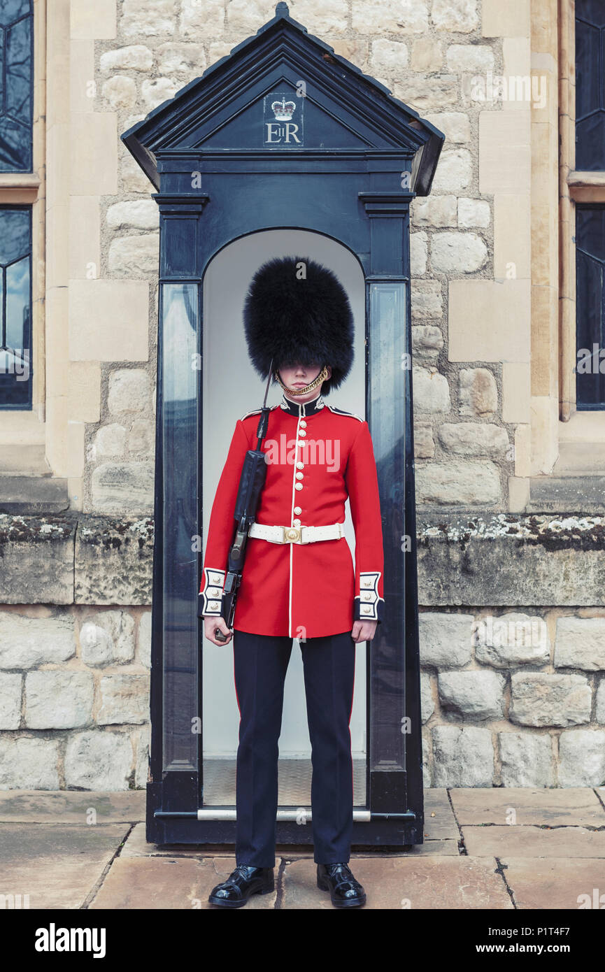 La sentinelle de la Jewel House à l'édifice de Waterloo, lieu d'exposition les joyaux de la Couronne, à l'intérieur de la Tour de Londres, Angleterre, RU Banque D'Images