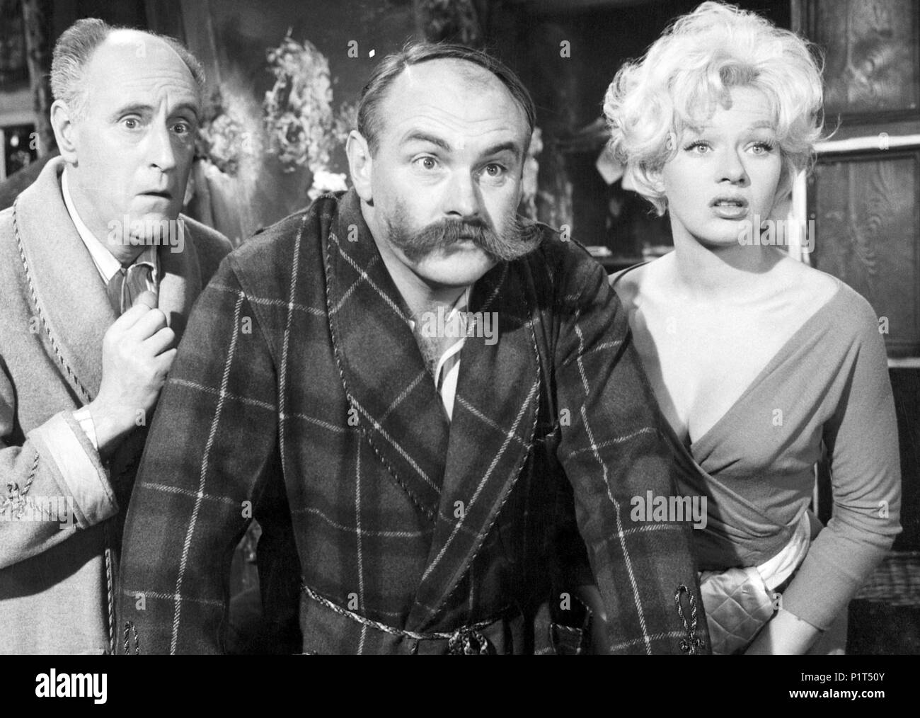 Titre original : Bottoms up. Titre en anglais : Bottoms up. Directeur : MARIO ZAMPI Film. Année : 1960. Stars : MARTITA HUNT ; ARTHUR HOWARD ; JIMMY EDWARDS. Credit : TRANSOCEAN/WARNER / Album Banque D'Images