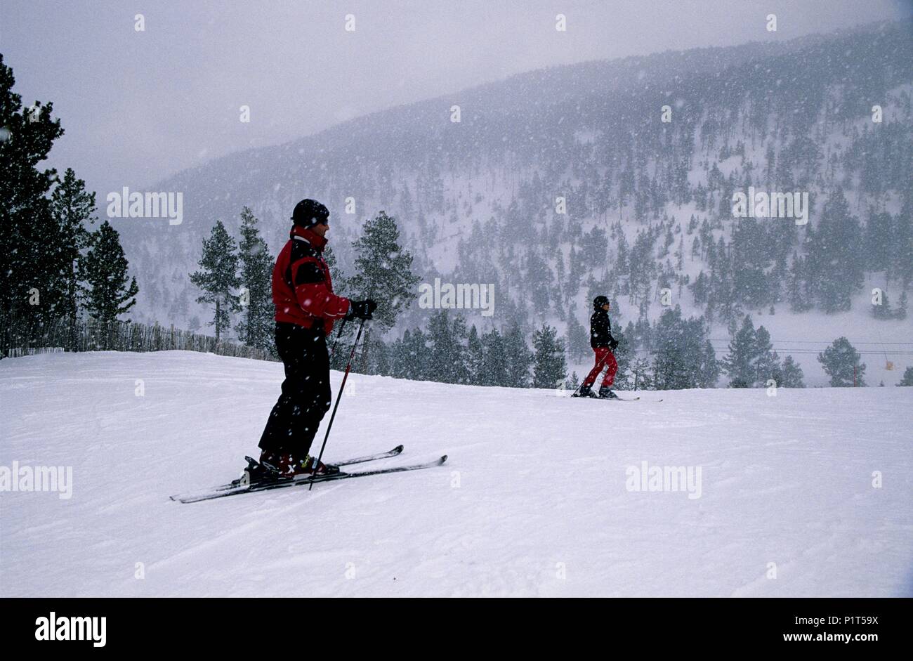 Pallars Sobirá : Estación de ski de Port Ainé ; esquiadores en día de Nevada. Banque D'Images