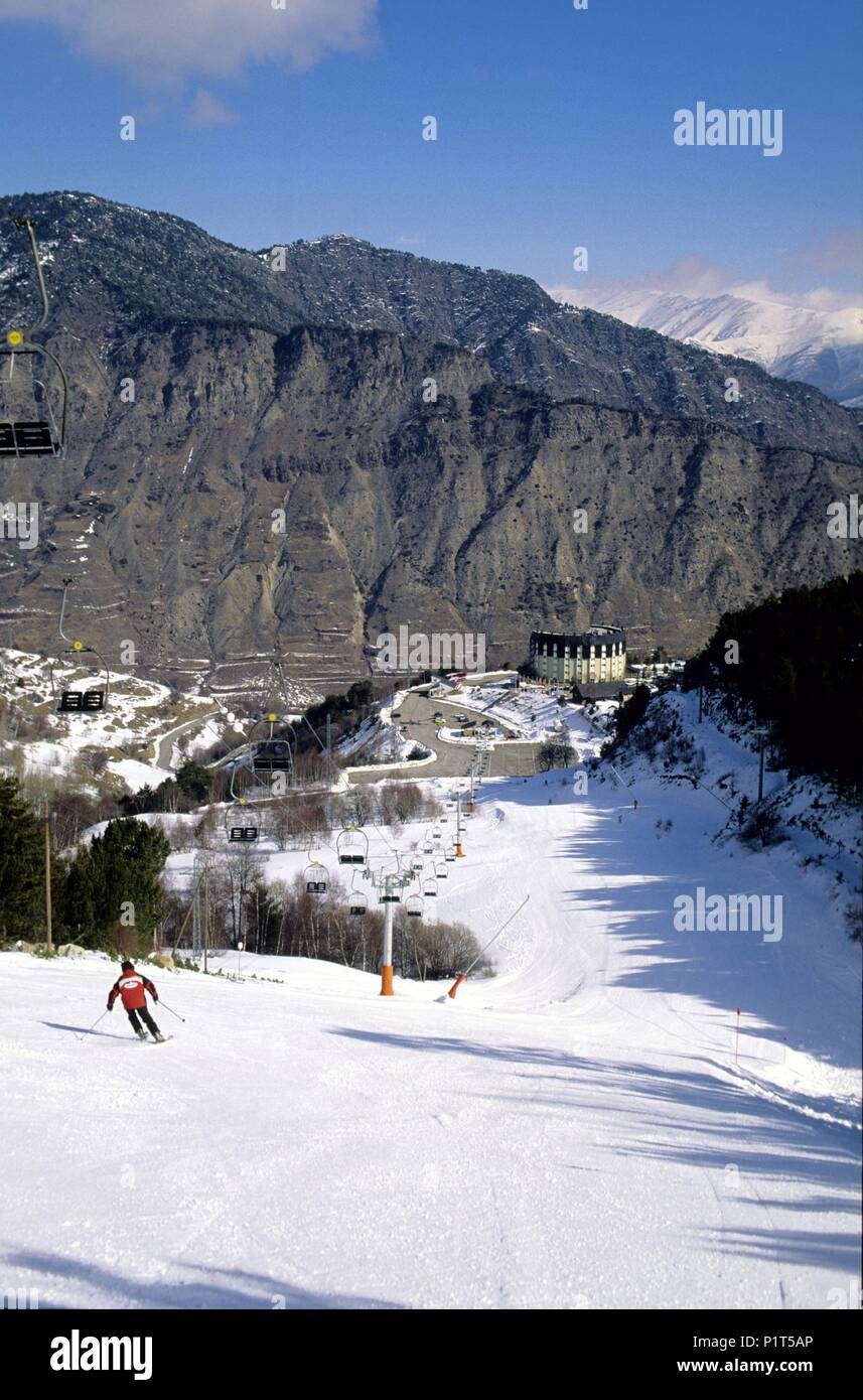 Pallars Sobirá : Estación de ski de Espot ; motores, esquiadores y al fondo estación base. Banque D'Images