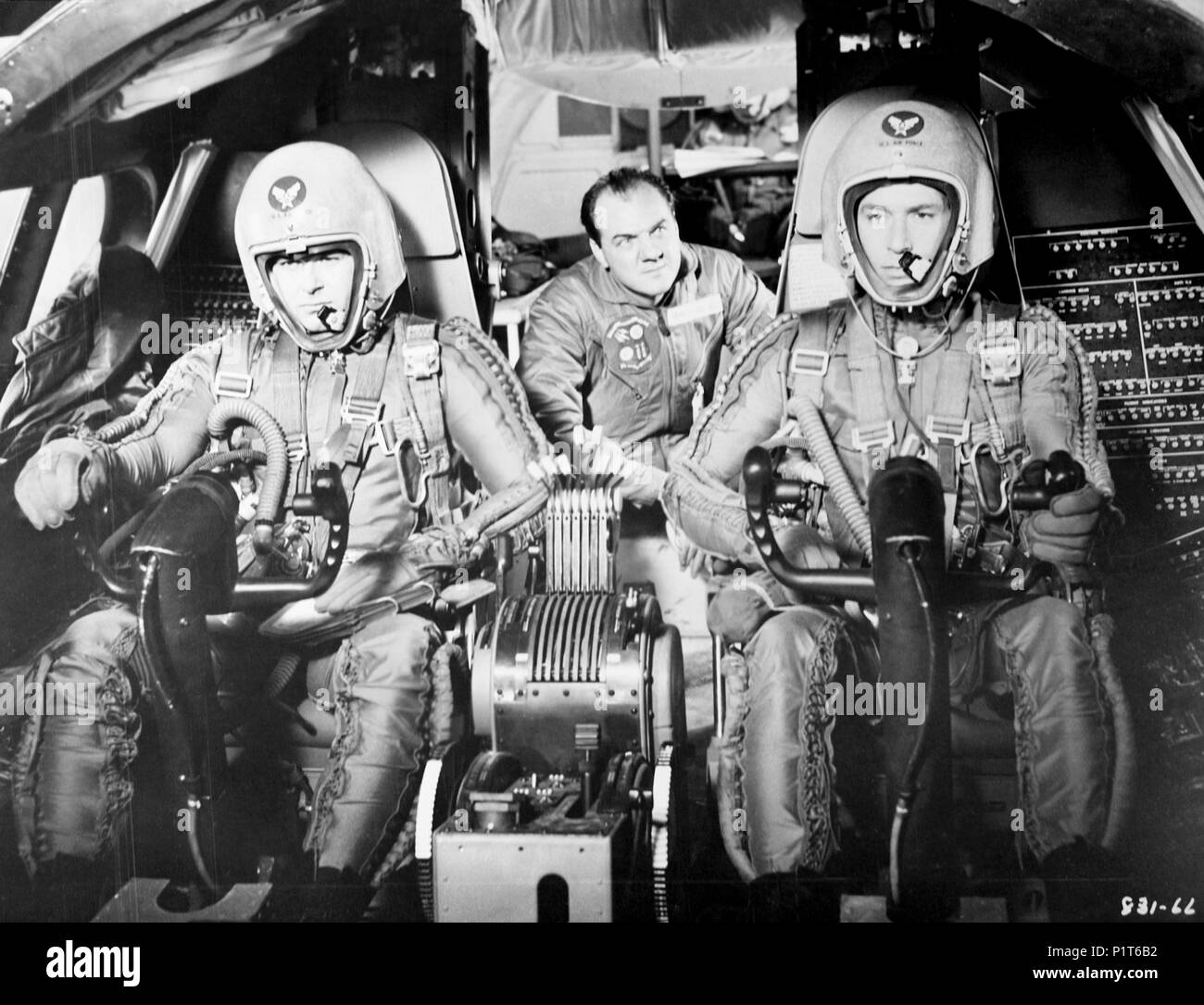 Titre original : BOMBERS B-52. Titre en anglais : BOMBERS B-52. Directeur de film : GORDON DOUGLAS. Année : 1957. Stars : KARL MALDEN. Credit : WARNER BROS. / Album Banque D'Images