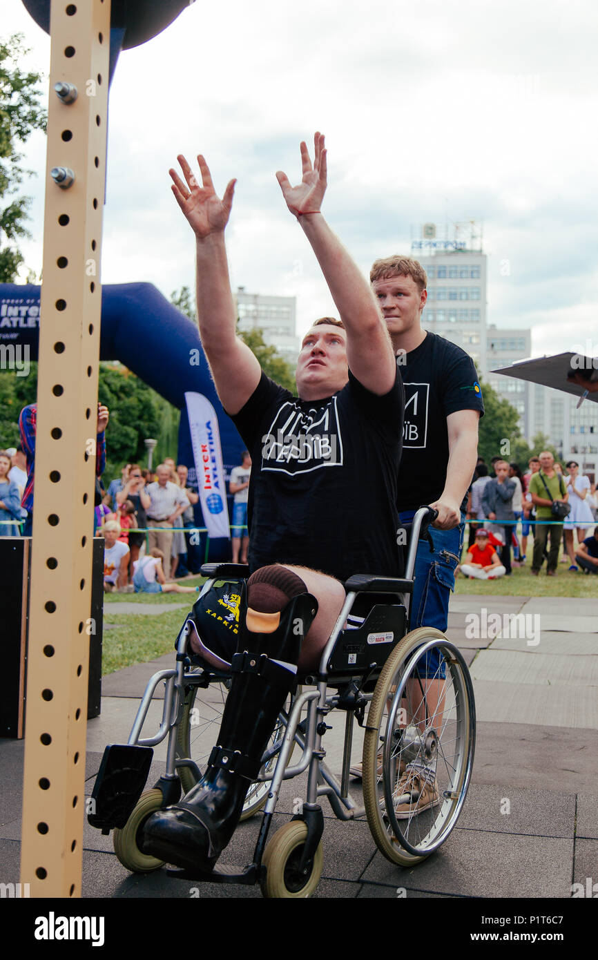 Sous le nom de marque 'jeux pour heroes' - le stade des sports de toutes les compétitions de crossfit ukrainien pour les anciens combattants de la guerre à Kharkov le 9 juin Banque D'Images