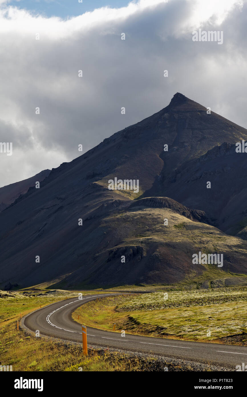 L'anneau de l'Islande scenic route qui traverse les montagnes près de Laekjavik, Côte Est de l'Islande, Islande Banque D'Images