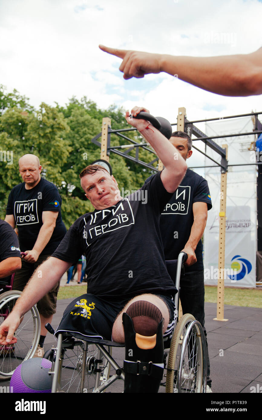 Sous le nom de marque 'jeux pour heroes' - le stade des sports de toutes les compétitions de crossfit ukrainien pour les anciens combattants de la guerre à Kharkov le 9 juin Banque D'Images