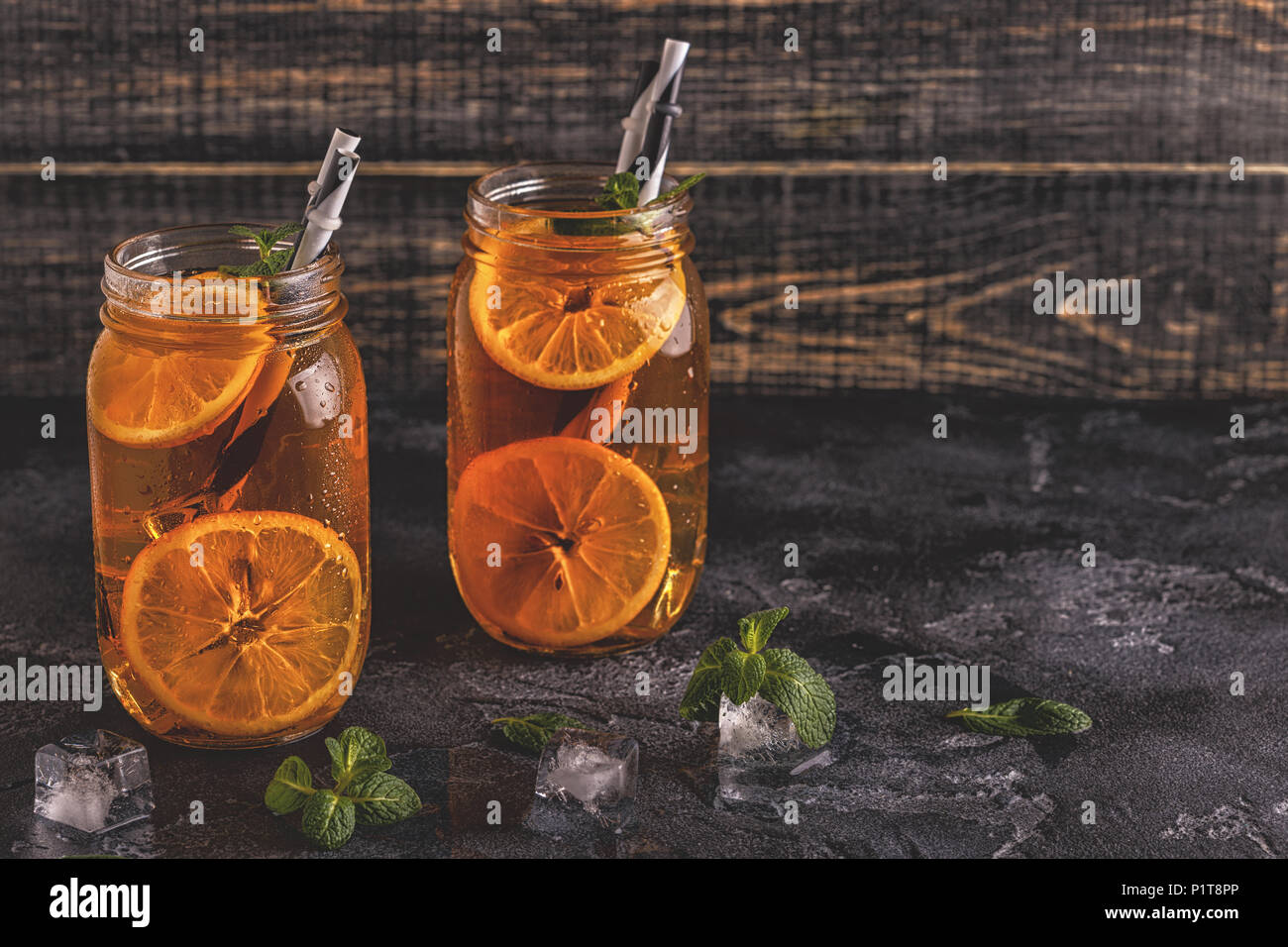 Thé glacé avec les tranches de citron et de menthe. Focus sélectif. Banque D'Images