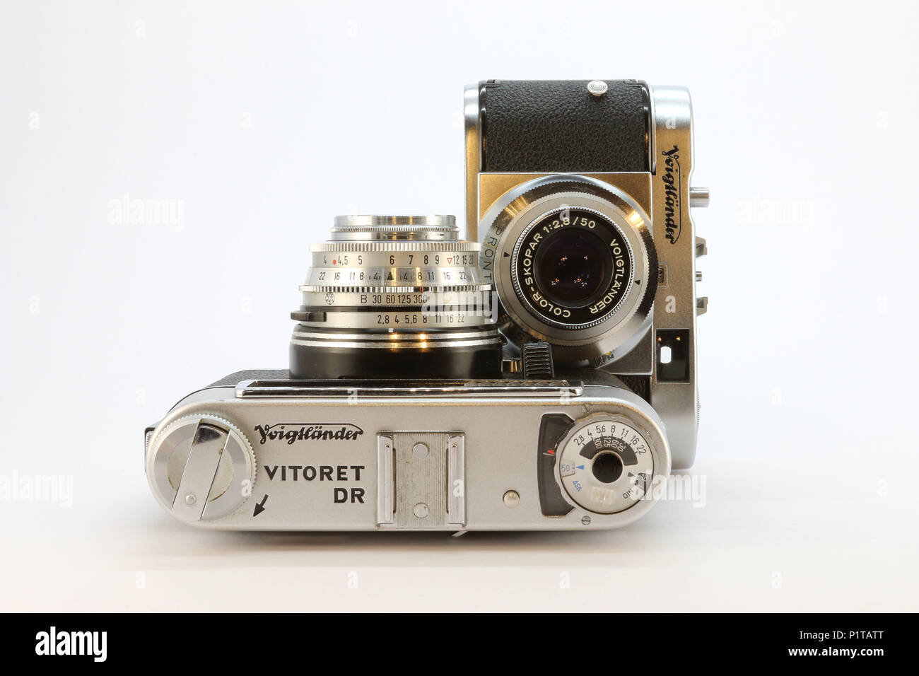 Retro VOIGTLANDER Vitoret DR et le Vito B Profil de l'appareil photo sur fond blanc Banque D'Images