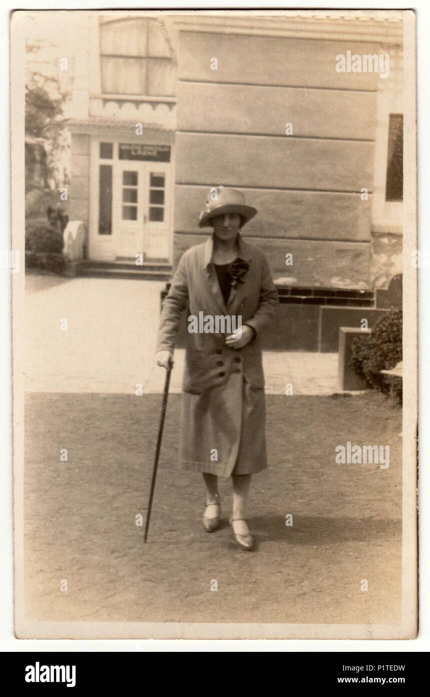 LUHACOVICE, la République tchécoslovaque - circa 1930 : Vintage photo montre femme avec un bâton dans la station thermale. Femme va pour une promenade. Retro noir et blanc. phorography Banque D'Images