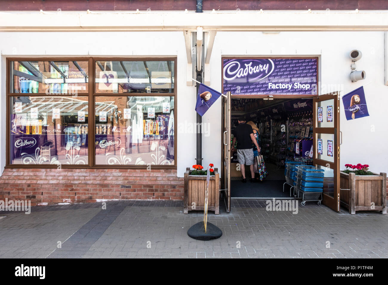 Les clients dans le magasin d'usine Cadbury à Gretna Gateway Outlet