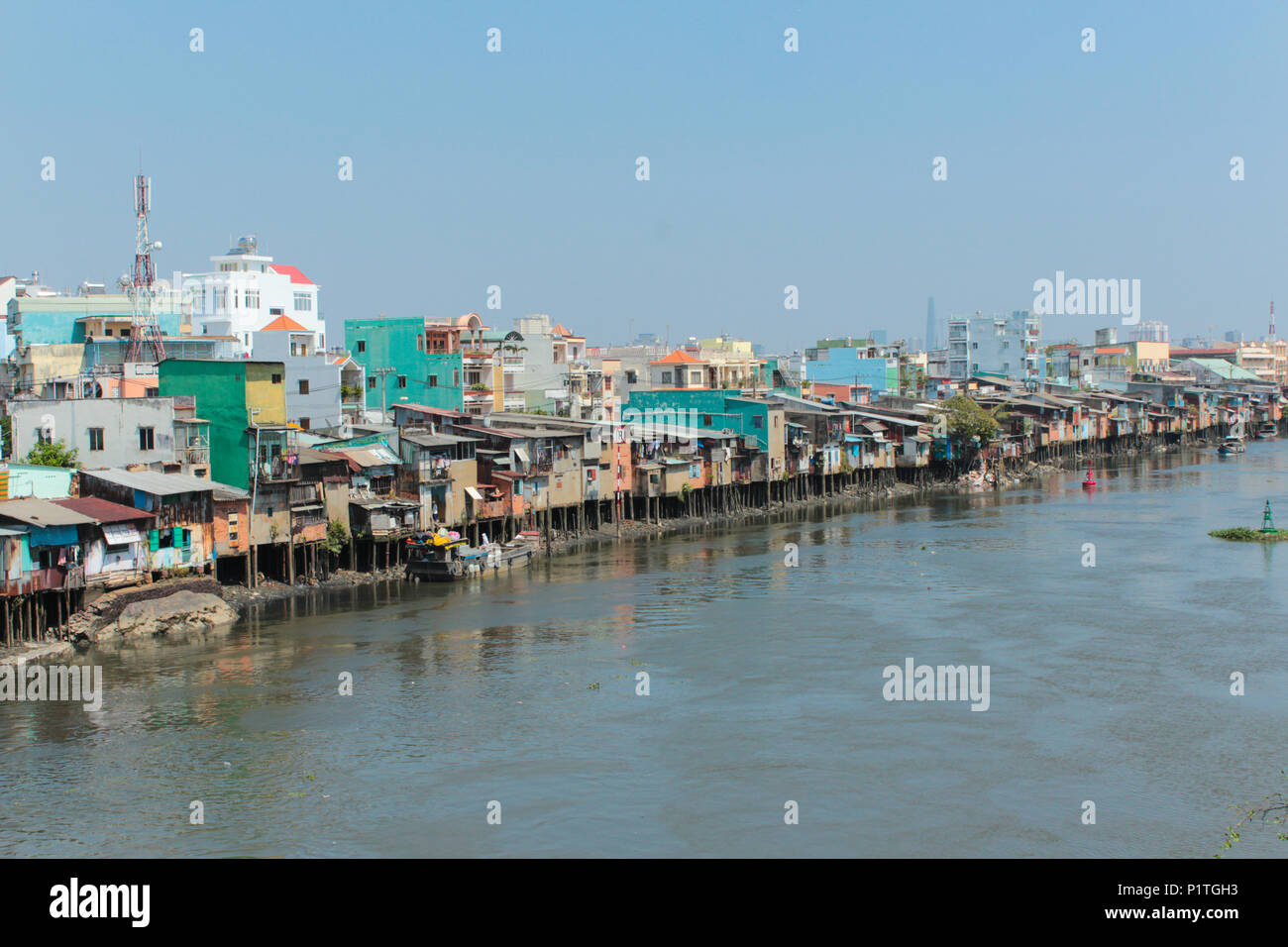 Saigon, Vietnam - Janvier 2014 : quartier pauvre cabanes sur pilotis au Riverside à Ho Chi Minh Ville ou Saigon , Vietnam Banque D'Images