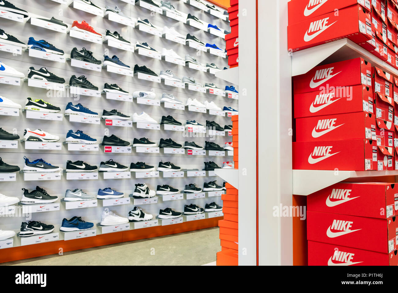 Les formateurs de Nike en vente dans un magasin, au Royaume-Uni. Banque D'Images