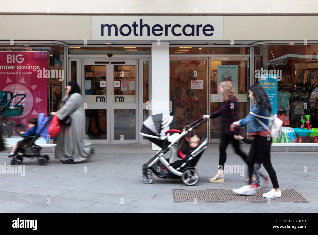 Une boutique et MAGASIN MOTHERCARE/AVEC LANDAUS ET POUSSETTES DE PASSAGE. Boutiques et personnes shopping dans Harrow, Middlesex, London, UK Banque D'Images