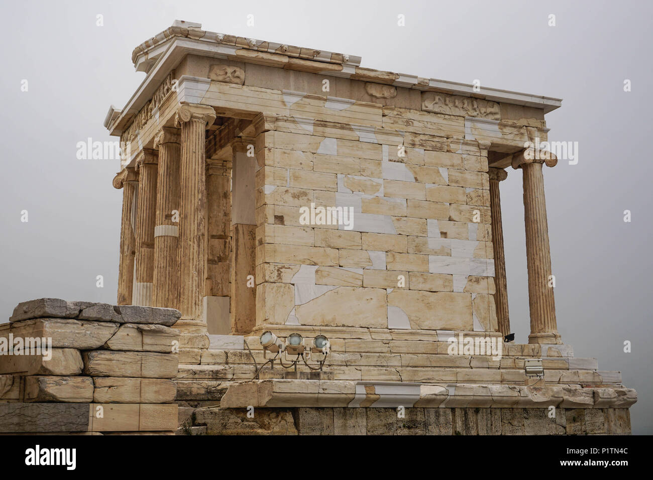 Athènes, Grèce : le Temple d'Athéna Nike, 421-405 avant notre ère, à  l'acropole d'Athènes, sous un ciel voilé de poussière causée par la  pollution Photo Stock - Alamy