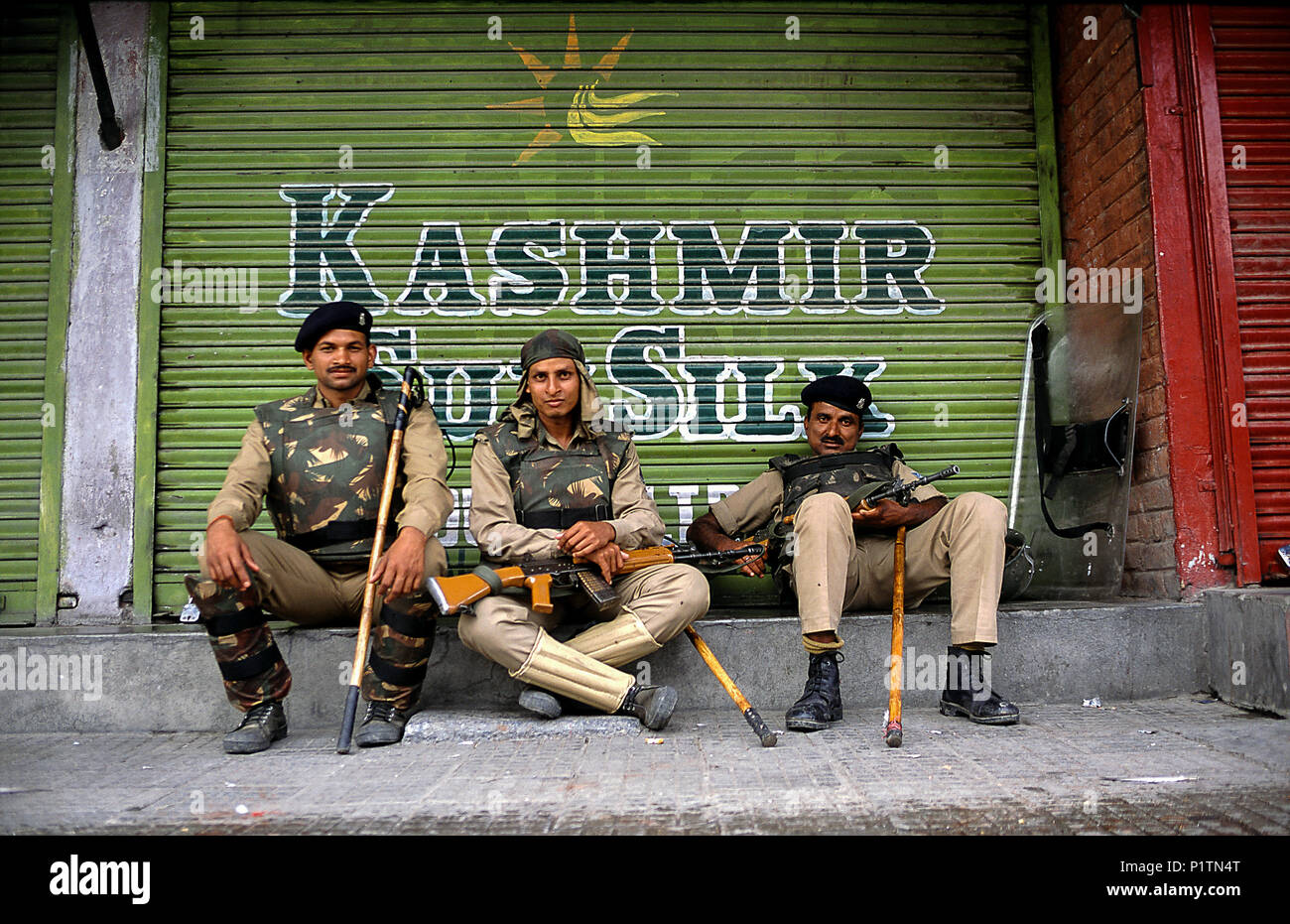 Srinagar, Inde, soldats surveiller pendant la sortie lock Banque D'Images