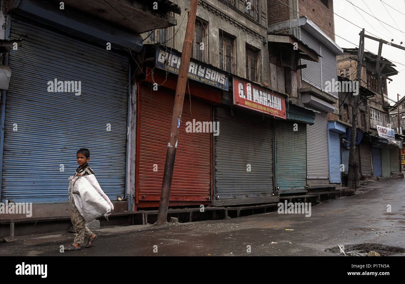 Srinagar, Inde, un enfant au cours de la sortie sur la rue de blocage Banque D'Images