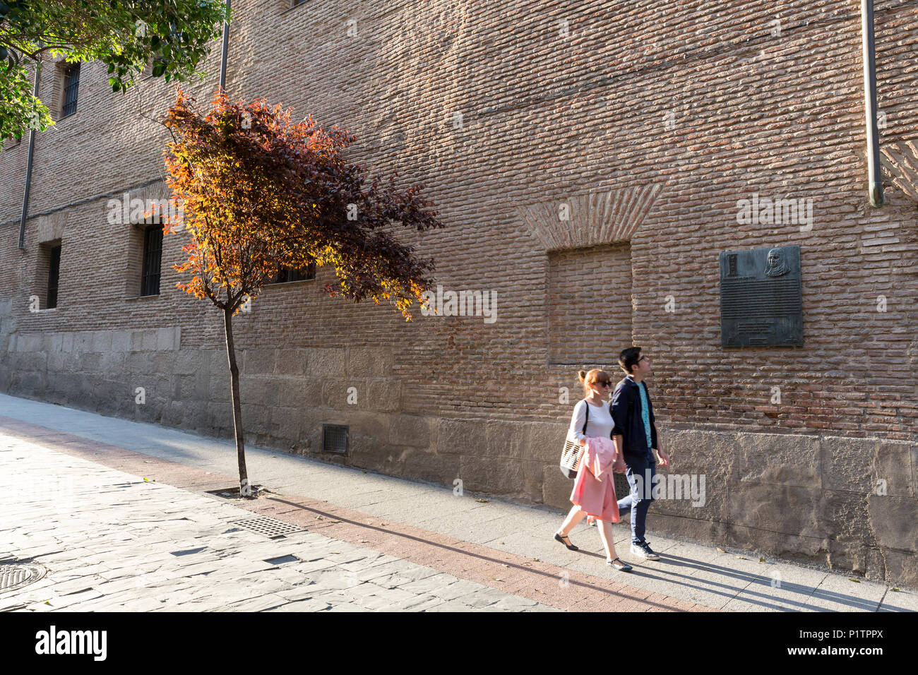 Madrid, Espagne : un jeune couple se promène le long de la Calle de las Huertas, dans le Barrio de las Letras. Ils passent une plaque commémorant dors Marcela de San Félix Banque D'Images