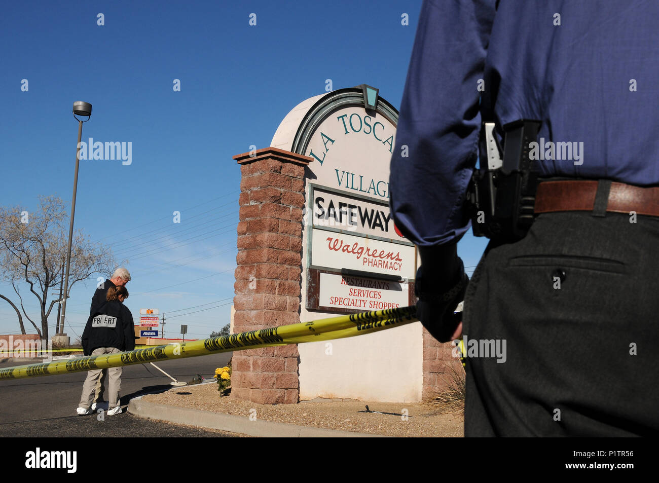 Agents du FBI mène une autre recherche de preuves dans le centre commercial d'ina et de routes d'Oracle à Tucson, Arizona, USA, où, membre du congrès, Gabrielle Banque D'Images