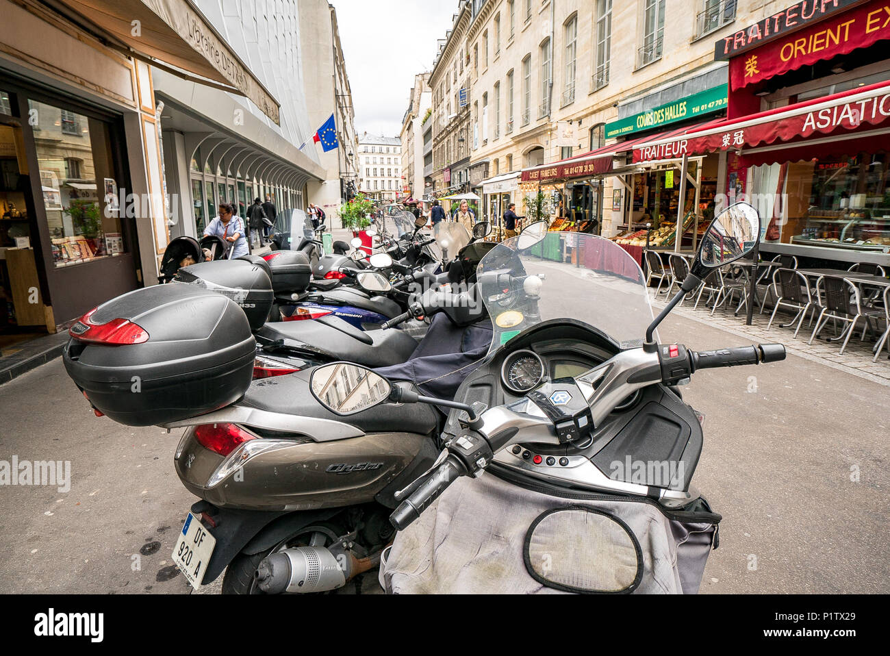 Un grand nombre des scooters en stationnement sur une rue de Paris Banque D'Images
