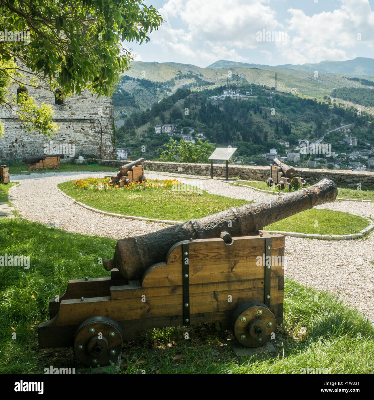 Vue du château à Gjirokaster en Albanie. Sa vieille ville est pouf et site du patrimoine mondial de l'Unesco. Banque D'Images