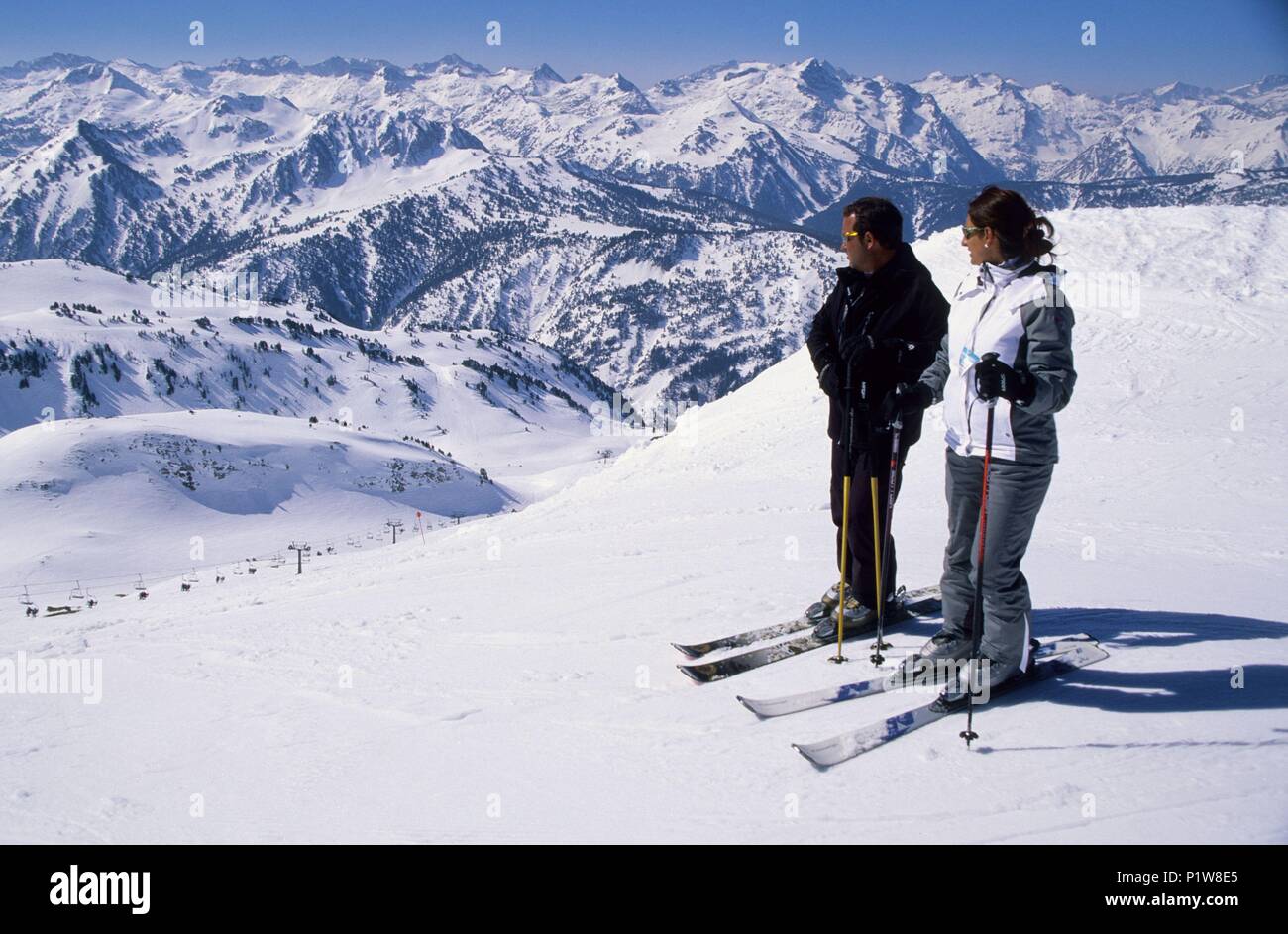Vall d'Aràn : Baqueira - Beret, estación de ski ; esquiadores mirando hacia motores zona de la Bonaigua. Banque D'Images