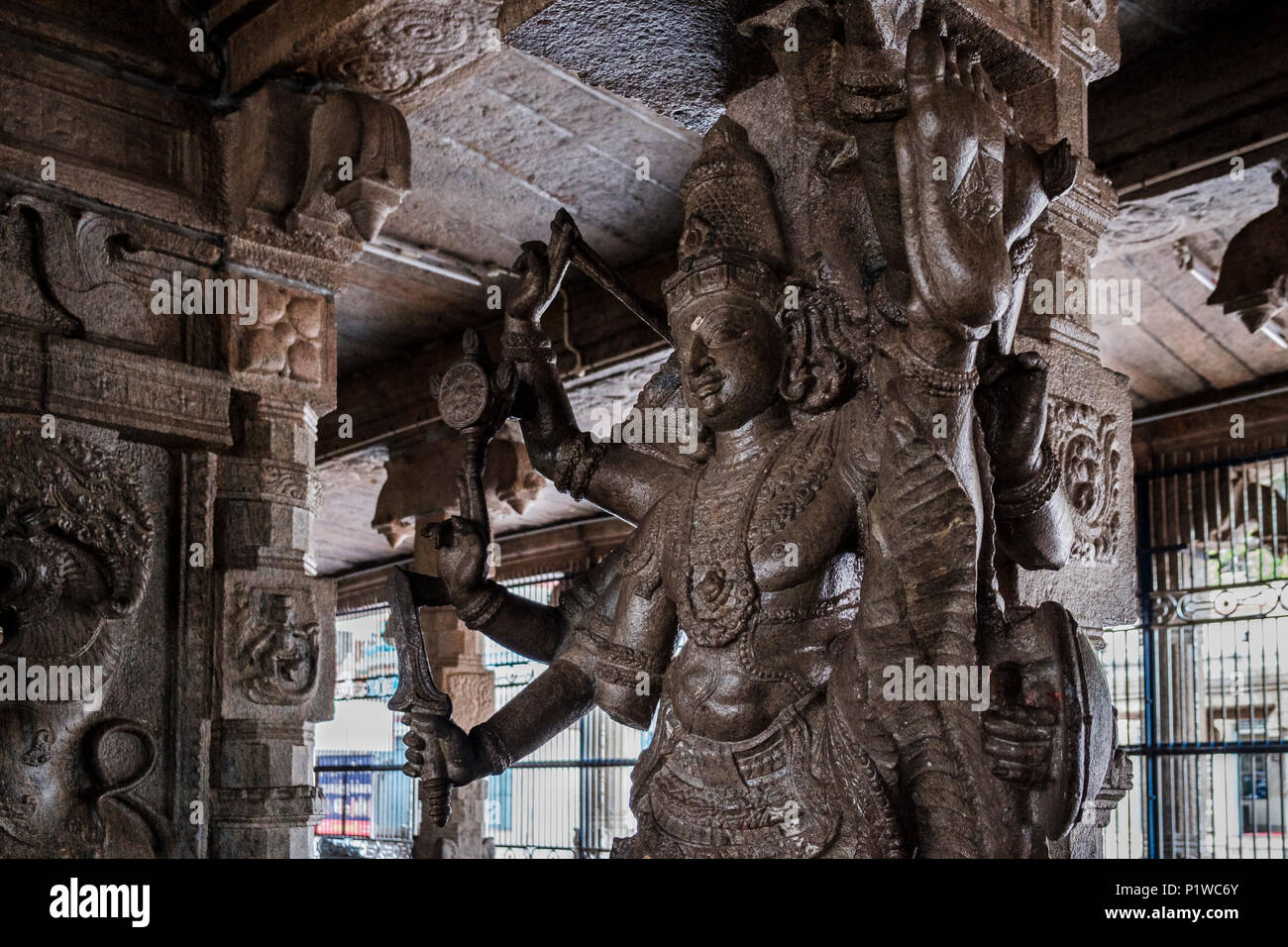 Pilier sculpté dans le mandapa (porche) Kallalagar structure de Temple, district de Madurai, Tamil Nadu, Inde. Banque D'Images
