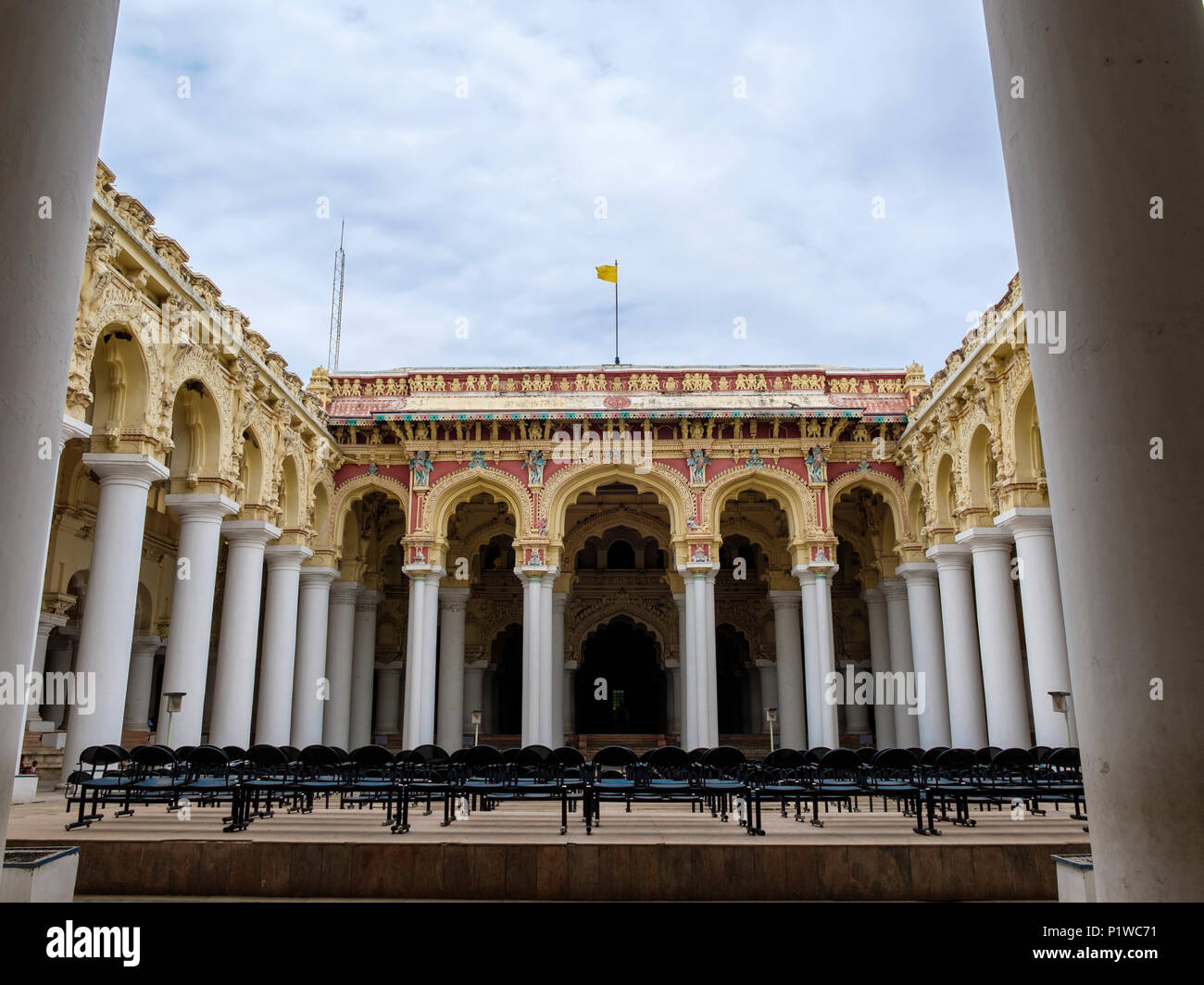 Cour centrale du 17ème siècle le Palais de Thirumalai Nayak, Madurai, Tamil Nadu, Inde. Banque D'Images