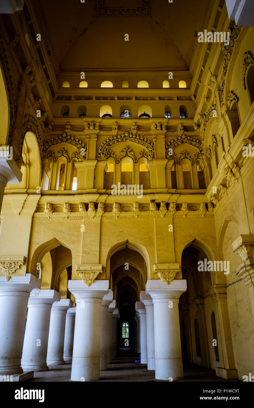 Colonnes et arcades dans un des couloirs entourant la cour principale du 17ème siècle le Palais de Thirumalai Nayak, Madurai, Tamil Nadu, Inde. Banque D'Images