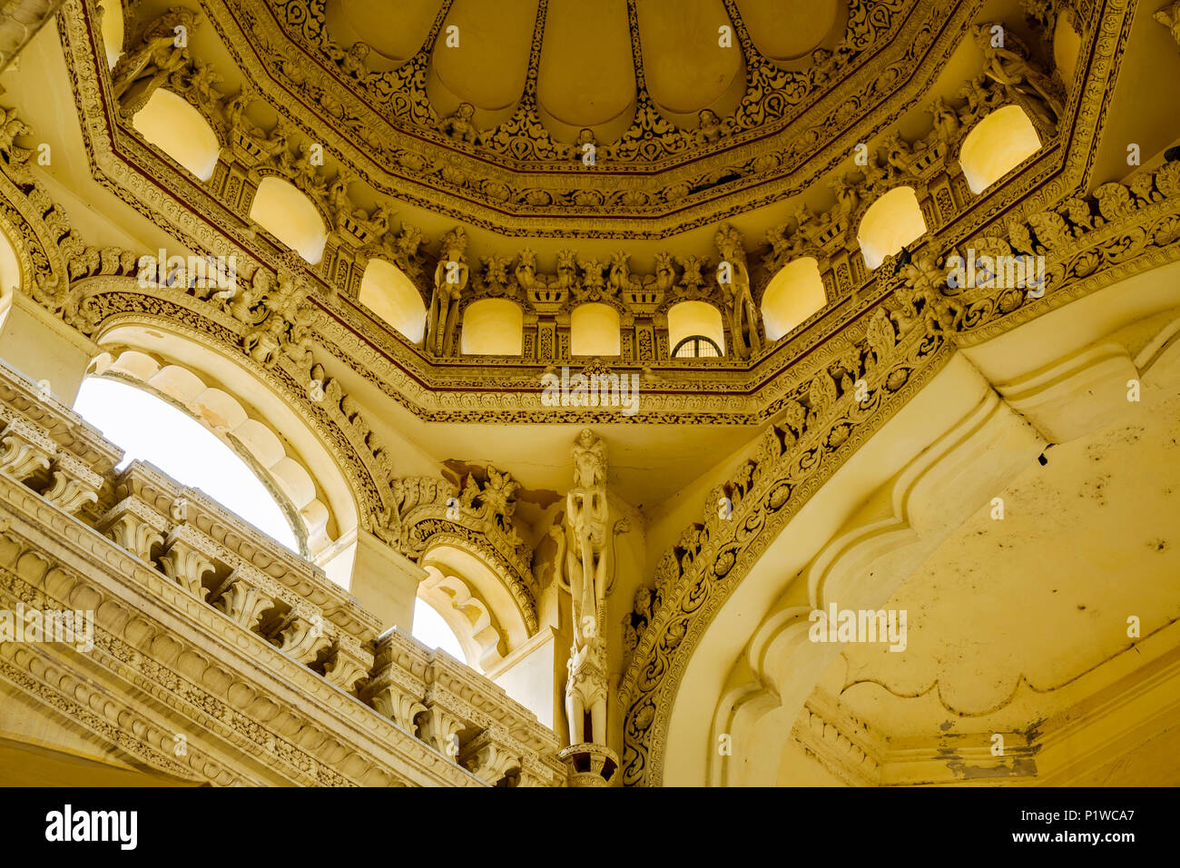 Des sculptures et des décorations de plafond de 17e siècle Palais Thirumalai Nayak, Madurai, Tamil Nadu, Inde. Banque D'Images