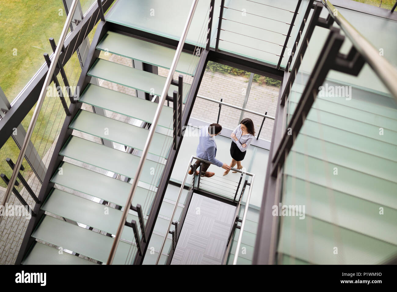 Les gens d'affaires moderne marche sur l'escalier des glass hall in office building Banque D'Images