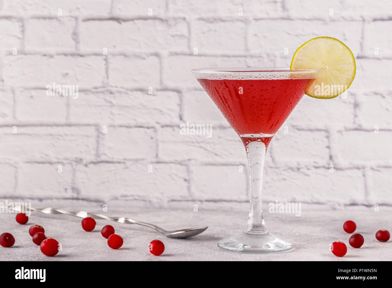 Verre de cocktail cosmopolite décorées avec de la chaux, selective focus Banque D'Images