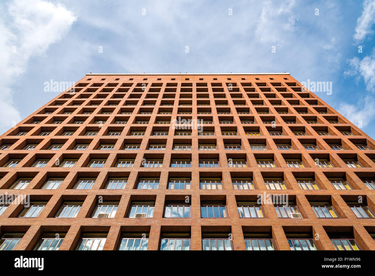 Madrid, Espagne - juin 2, 2018 : Bâtiment en brique rationaliste situé près du musée du Prado. Ministère de la santé, des Services sociaux et de l'égalité Banque D'Images