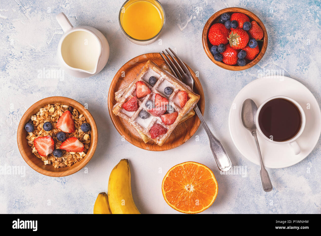 Délicieux petit-déjeuner sur une table lumineuse. Vue de dessus, copiez l'espace. Banque D'Images