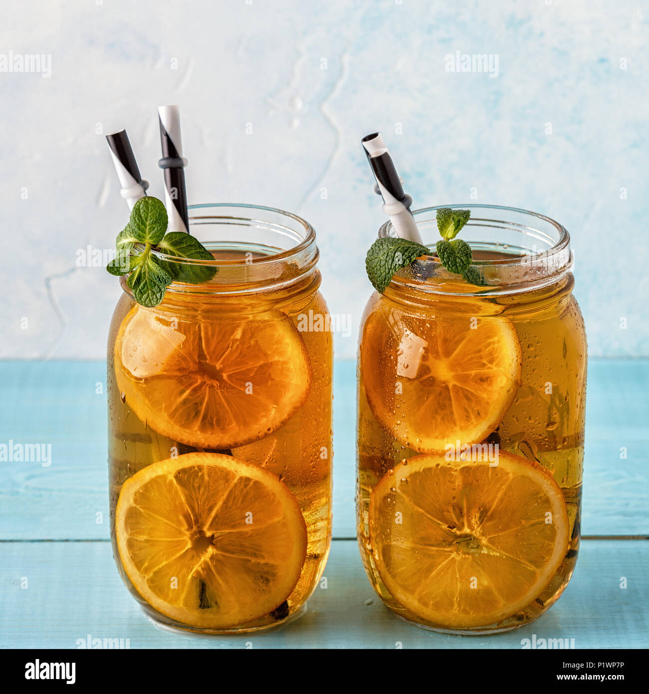 Thé glacé avec les tranches de citron et de menthe. Focus sélectif. Banque D'Images