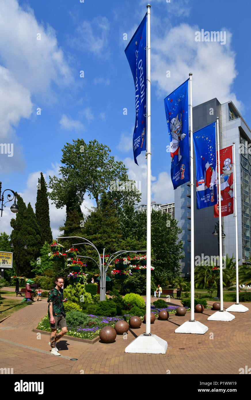 Sotchi, Russie - 2 juin. En 2018. Dédié aux drapeaux Coupe du monde de la rue Navaginskaya Banque D'Images