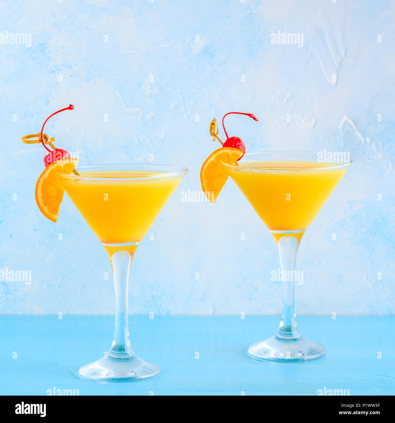 Cocktail jaune sur un fond lumineux, selective focus. Banque D'Images