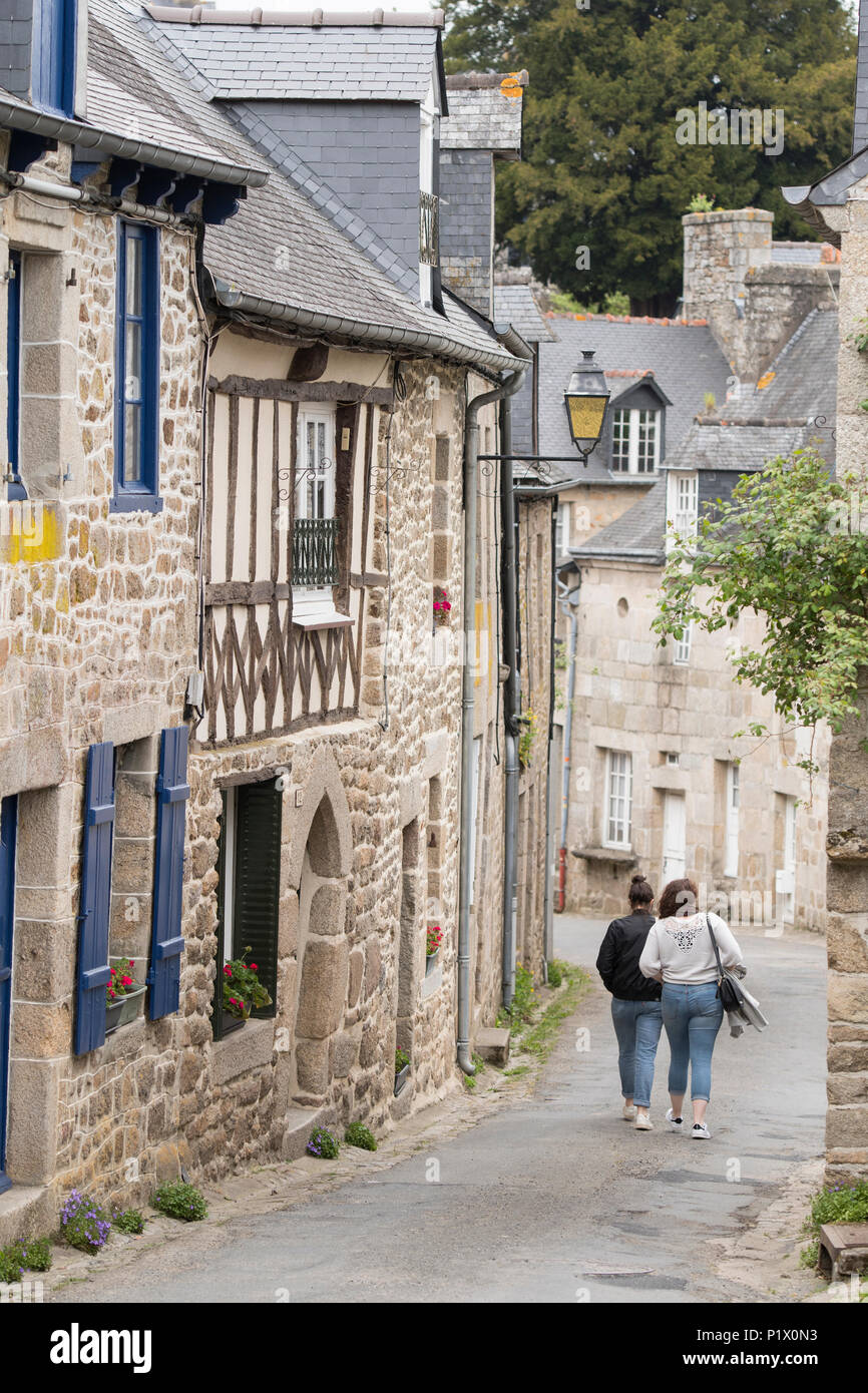 Deux dames marche dans une ruelle à Moncontour, Côtes-d'Armor, Bretagne, France. Banque D'Images