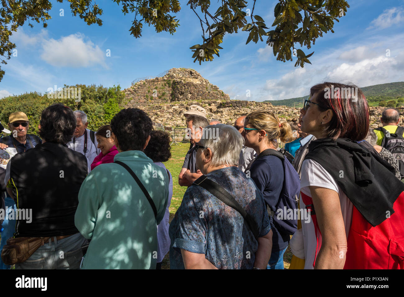 Un guide et des visiteurs au Nuraghe Su Nuraxi, UNESCO World Heritage Site, près de Barumini, province Sud Sardaigne, Sardaigne, Italie Banque D'Images