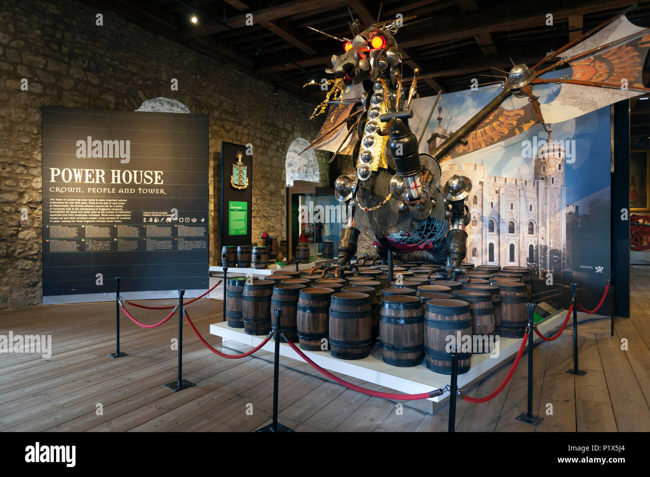 Collections de l'historique Royal Armouries y compris armes et armures exposées à l'intérieur du bâtiment de La Tour Blanche à la Tour de Londres, Angleterre Banque D'Images